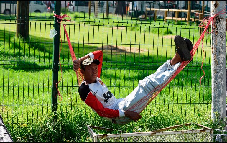 Migrante descansa en el refugio instalado en Ciudad Deportiva Magdalena Mixhuca. AFP/A. Estrella