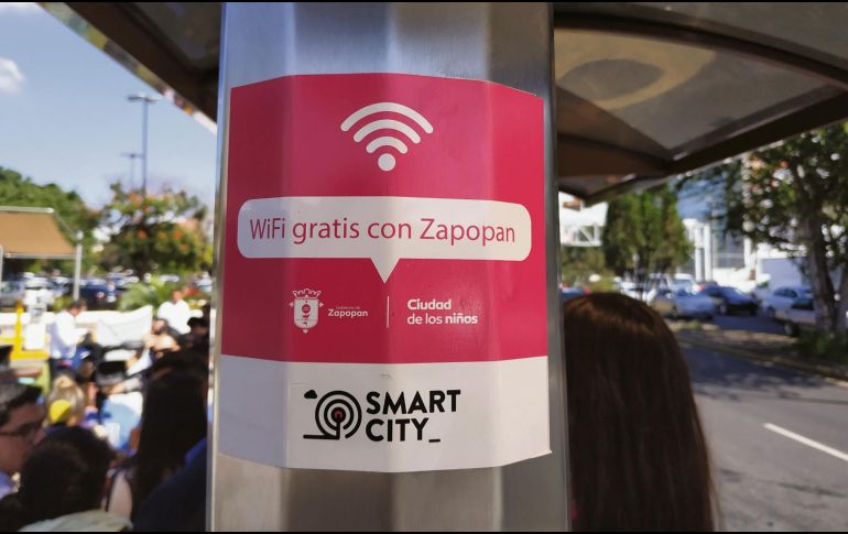 El Ayuntamiento de Zapopan busca que el próximo año sean 400 parabuses y 20 espacios públicos los que ofrezcan internet gratuito para los habitantes de la metrópoli. ESPECIAL