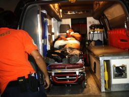 Los policías lesionados son trasladados a hospitales para su atención médica. EL INFORMADOR / ARCHIVO
