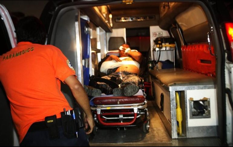 Los policías lesionados son trasladados a hospitales para su atención médica. EL INFORMADOR / ARCHIVO