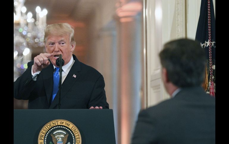 El presidente de Estados Unidos, Donald Trump, apunta al periodista Jim Acosta, de CNN, en una rueda de prensa en la Casa Blanca en Washington, D.C. Trump se refirió a Acosta como una persona 