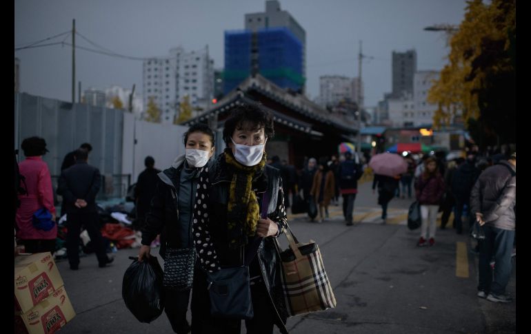 Compradoras usan cubrebocas en un mercado de Seúl, Corea del Sur. AFP/E. Jones