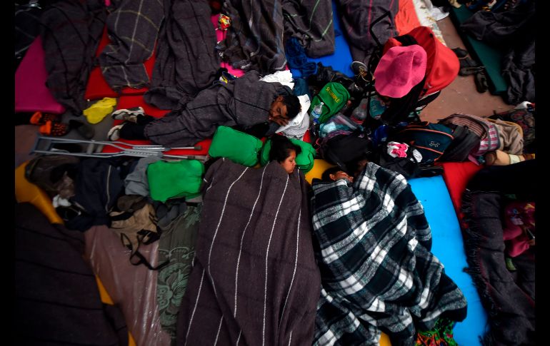 Migrantes centroamericanos descansan en un refugio habilitado en un estadio en Ciudad de México. AFP/A. Estrella