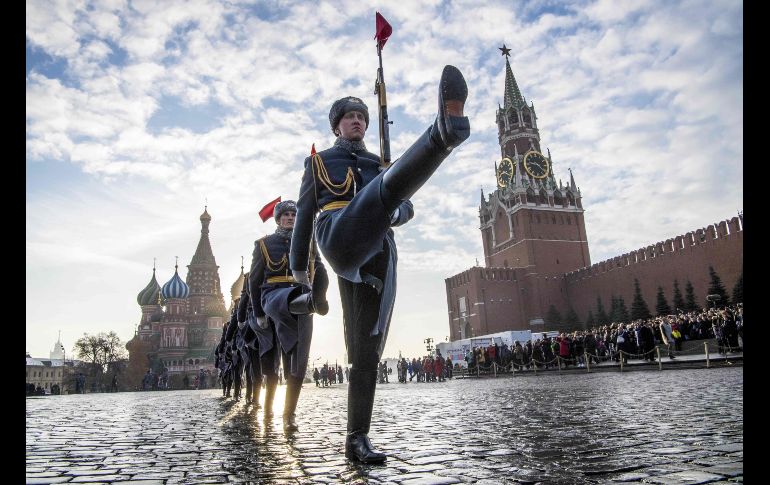 Cadetes rusos marchan durante un desfile militar en la plaza Roja de Moscú. El país celebra el 77 aniversario de la marcha del Ejército Rojo frente al Kremlin para combatir a las tropas alemanas en la Segunda Guerra Mundial. AFP/M. Antonov