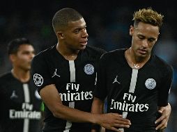 El PSG no habría accedido a hacer de Mbappé (I) el jugador mejor pagado del club por encima de Neymar (D). AFP/F. Monteforte