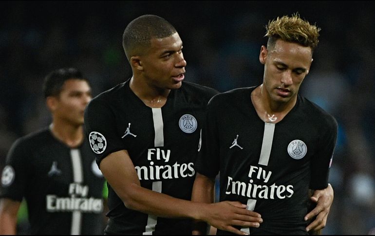 El PSG no habría accedido a hacer de Mbappé (I) el jugador mejor pagado del club por encima de Neymar (D). AFP/F. Monteforte