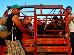 Vehículos particulares solicitados por Protección Civil los llevaron los últimos 15 kilómetros para evitar la insolación. NTX / ARCHIVO