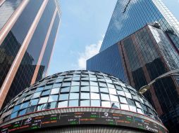 En el mercado accionario local se opera con un volumen de 1.3 millones de títulos, por un importe económico de 15.5 millones de pesos. AFP / ARCHIVO