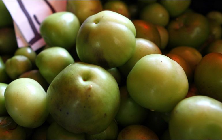 De acuerdo con el Sistema Nacional de Información e Integración de Mercados (SNIIM), el precio del tomate verde es de aproximadamente 35 pesos por kilogramo en mercados de Jalisco. EL INFORMADOR / ARCHIVO