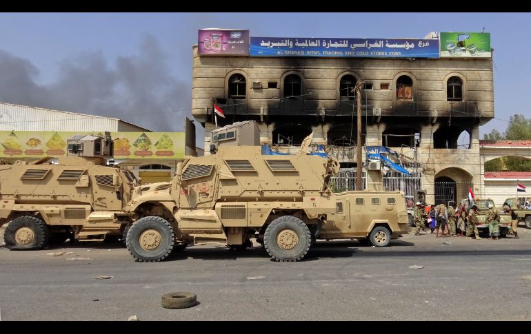 Fuerzas progubernamentales de Yemen se congregan a las afueras de Hodeida, mientras continúa la batalla para retomar el control de la ciudad de manos de los rebeldes hutíes. AFP/K. Ziad