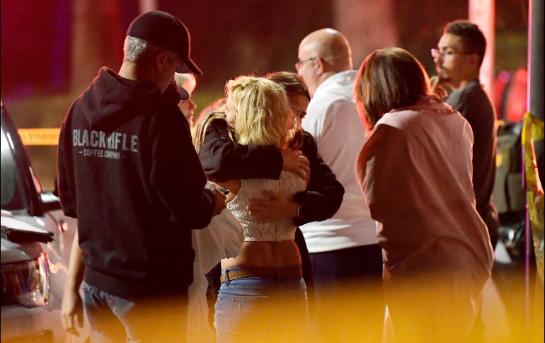 Personas reaccionan esta madrugada cerca del lugar de un tiroteo en Thousand Oaks, California. Un hombre abrió fuego anoche en un bar de música country, matando a 12 personas antes de quitarse la vida. AP/M. Terrill
