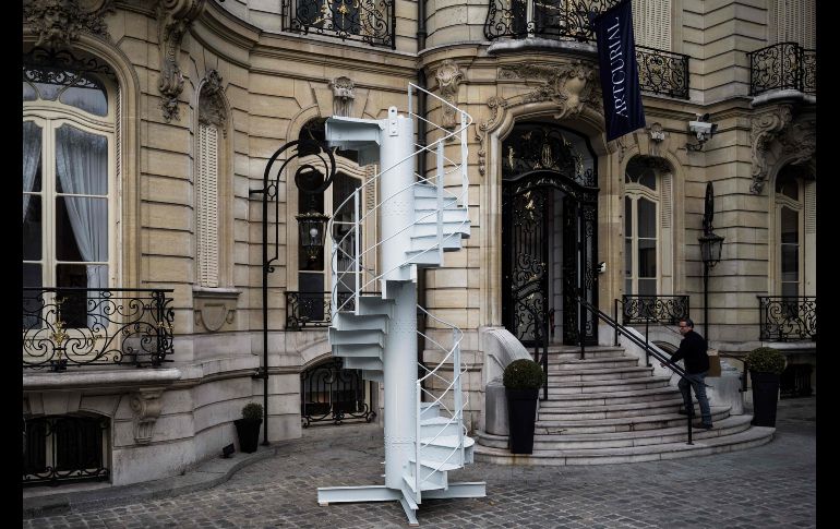 Una parte de las escaleras originales de la torre Eiffel se muestran afuera de la casa de subastas Artcurial en París, previo a su venta. AFP/P. Lopez