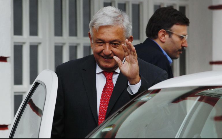 Andrés Manuel López Obrador sale de su casa de transición después de una reunión de trabajo. NTX/J. Pazos