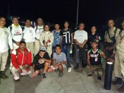 Bomberos ayudaron a los menores a salir de la barranca. ESPECIAL / Bomberos de Guadalajara