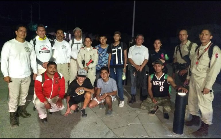 Bomberos ayudaron a los menores a salir de la barranca. ESPECIAL / Bomberos de Guadalajara