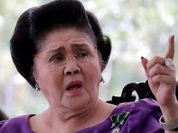 Fotografía de archivo que muestra a la ex primera dama Imelda Marcos mientras visita la tumba de su difunto esposo, Ferdinand Marcos, en el Cementerio de los Héroes. EFE/F. Malasig