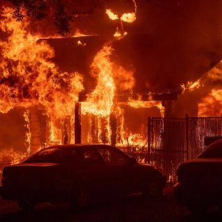Miles de personas huyen de incendio forestal en California