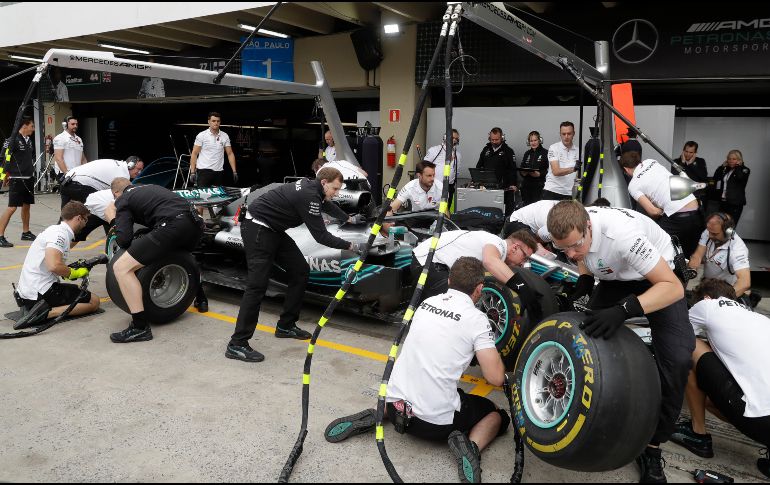Mecánicos de la escudería Mercedes trabajan en el auto de Lewis Hamilton previo al Gran Premio de Brasil, en el Circuito de Interlagos. AP/A. Penner
