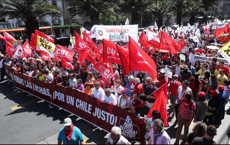 Ante “un Gobierno sordo”, los trabajadores exigieron cambios en las políticas públicas de Piñera y denunciaron prácticas antisindicales en varias oficinas públicas. EFE/A. Valdés