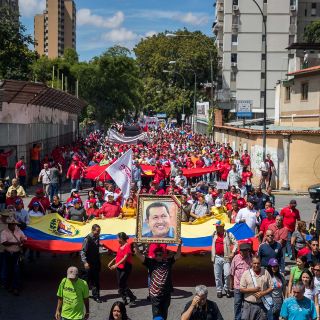 Chavismo y oposición protestan por la crisis en Venezuela