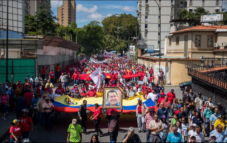 Simpatizantes del gobierno y miembros de sindicatos de empresas nacionales protestan frente a la Federación de Cámaras y Asociaciones de Comercio y Producción de Venezuela. EFE/M. Gutiérrez