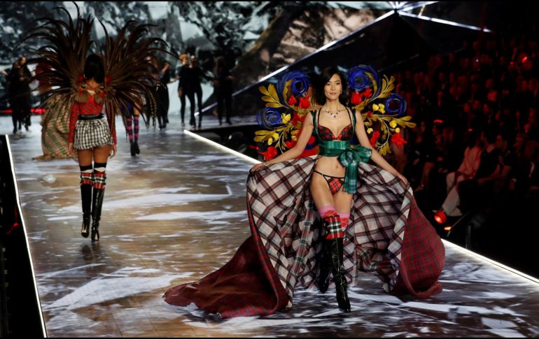 Liu Wen, la modelo china que cruza la pasarela con un diseño de la firma de lencería Victoria's Secret. EFE / J. Szenes