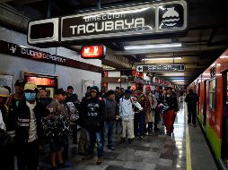 Alrededor de las 05:30 horas, apoyados por un operativo de integrantes de la CDHCDMX y del Metro capitalino, migrantes ingresaron a la estación Ciudad Deportiva de la Línea 9. AFP / A. Estrella