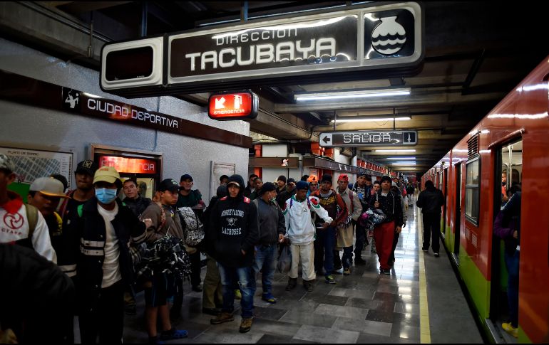Alrededor de las 05:30 horas, apoyados por un operativo de integrantes de la CDHCDMX y del Metro capitalino, migrantes ingresaron a la estación Ciudad Deportiva de la Línea 9. AFP / A. Estrella