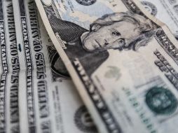 La debilidad del peso se debe a un incremento en la percepción de riesgo para México, luego de que el jueves se presentara una iniciativa de ley de eliminar comisiones bancarias. EL INFORMADOR / ARCHIVO