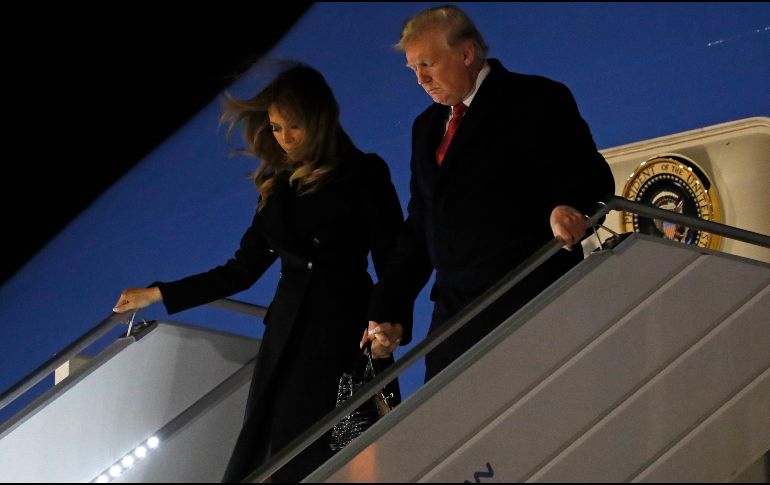 Donald Trump y su esposa, Melania, descienden del avión presidencial en el aeropuerto de Orly. AP/J. Martin