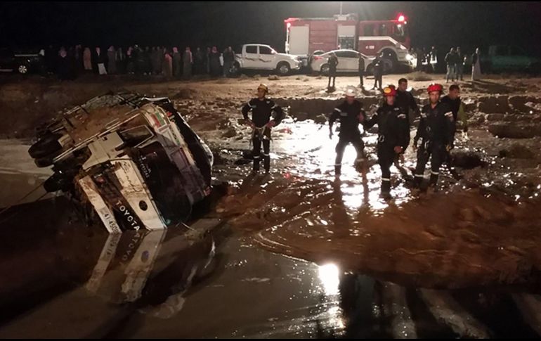 Imagen cedida por la Agencia de Noticias de Jordania Petra que muestra a efectivos de protección civil trabajando en una carretera inundada cerca de Madaba. EFE/CORTESÍA