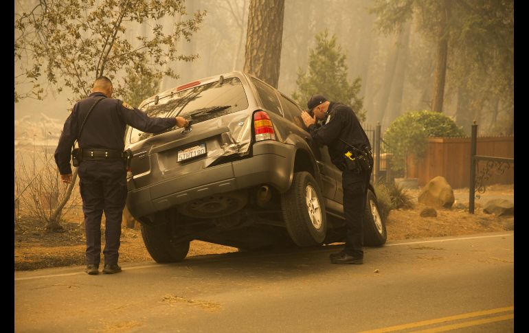 Los bomberos hallaron el viernes a las primeras cinco víctimas de un feroz incendio forestal que arrasó una ciudad en el norte de California llamada Paradise. EFE / P. Dasilva