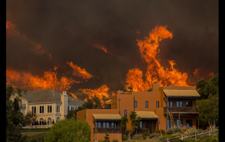 Uno de los incendios afecta la ciudad de Malibú, conocida por ser el lugar de residencia de varios famosos, y la de Thousand Oaks. AFP / D. McNew