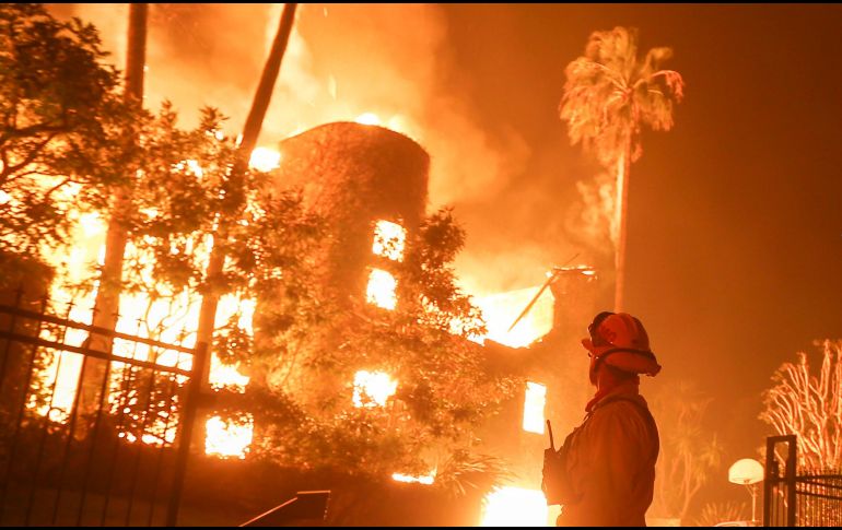 Al menos tres incendios azotan al estado de California en lo que ya una de las peores catástrofes naturales de su historia. A