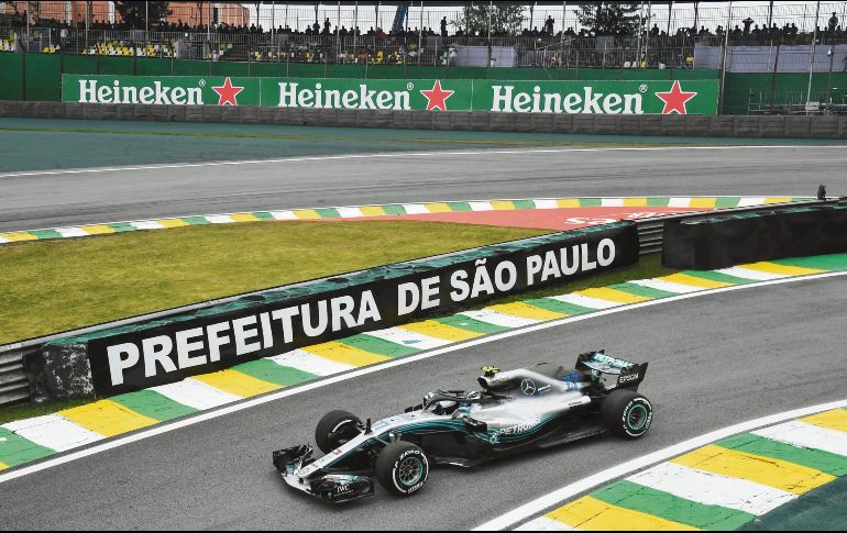 Valtteri Bottas conduce su monoplaza durante la segunda sesión de prácticas libres del Gran Premio de Brasil, en donde registró el mejor tiempo de la jornada. AFP