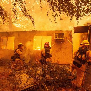 Trump culpa a California de los incendios forestales