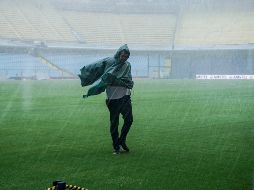 A lo largo de la jornada, una intensa tormenta generó incertidumbre sobre la disputa del juego en el estadio La Bombonera, que habría comenzado a las 17:00 horas tiempo de Argentina. AFP / A. Pagni