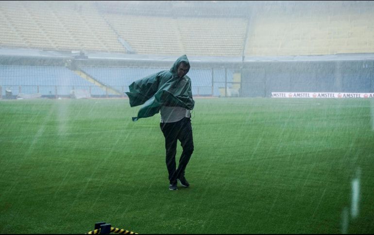 A lo largo de la jornada, una intensa tormenta generó incertidumbre sobre la disputa del juego en el estadio La Bombonera, que habría comenzado a las 17:00 horas tiempo de Argentina. AFP / A. Pagni