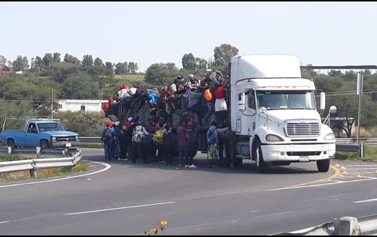Los migrantes lograron llegar a Guadalajara alrededor del mediodia del sábado gracias a la ayuda de conductores de camiones de carga que les facilitaron el viaje. ESPECIAL