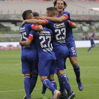 Cruz Azul vence a Lobos y se mantiene como líder
