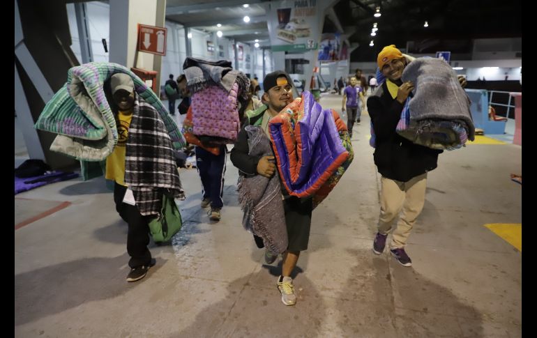 Una vez en Guadalajara, los migrantes fueron llevados al Auditorio Benito Juárez donde podrán pasar la primera noche. EL INFORMADOR / F. Atilano