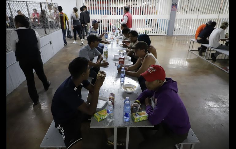 En el albergue habilitado en el Auditorio Benito Juárez los migrantes reciben alimentos calientes, hidratación y cuentan con servicios sanitarios. EL INFORMADOR / F. Atilano