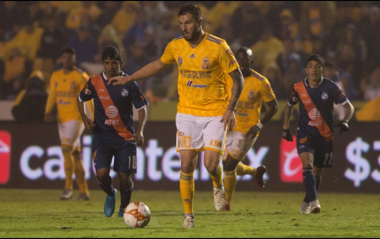 Andre Gignac (c), de Tigres, controla el balón en una jugada ante Puebla. EFE/M. Sierra