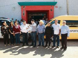 El gobernador (derecha) destacó el esfuerzo de la sociedad. ESPECIAL