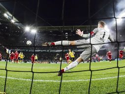 Marco Reus consigue de penal el primero de sus dos goles en el duelo de ayer entre el Borussia Dortmund y el Bayern Munich. EFE