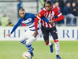 Youssef El Jebil (izquierda) cubre el balón ante la marca de Pablo Rosario, del PSV, durante el juego disputado ayer en la Liga de Holanda. EFE