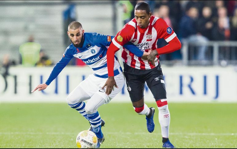 Youssef El Jebil (izquierda) cubre el balón ante la marca de Pablo Rosario, del PSV, durante el juego disputado ayer en la Liga de Holanda. EFE