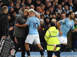 Guardiola (I) celebra con Agüero (D), autor del segundo gol del City. AFP/O. Scarf