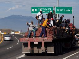 Los centroamericanos siguen la ruta de la carretera, a pie o de aventón. EFE/F. Guasco