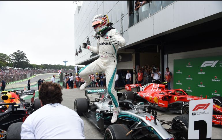 Lewis Hamilton festeja su tirunfo. AFP/E. Sa
